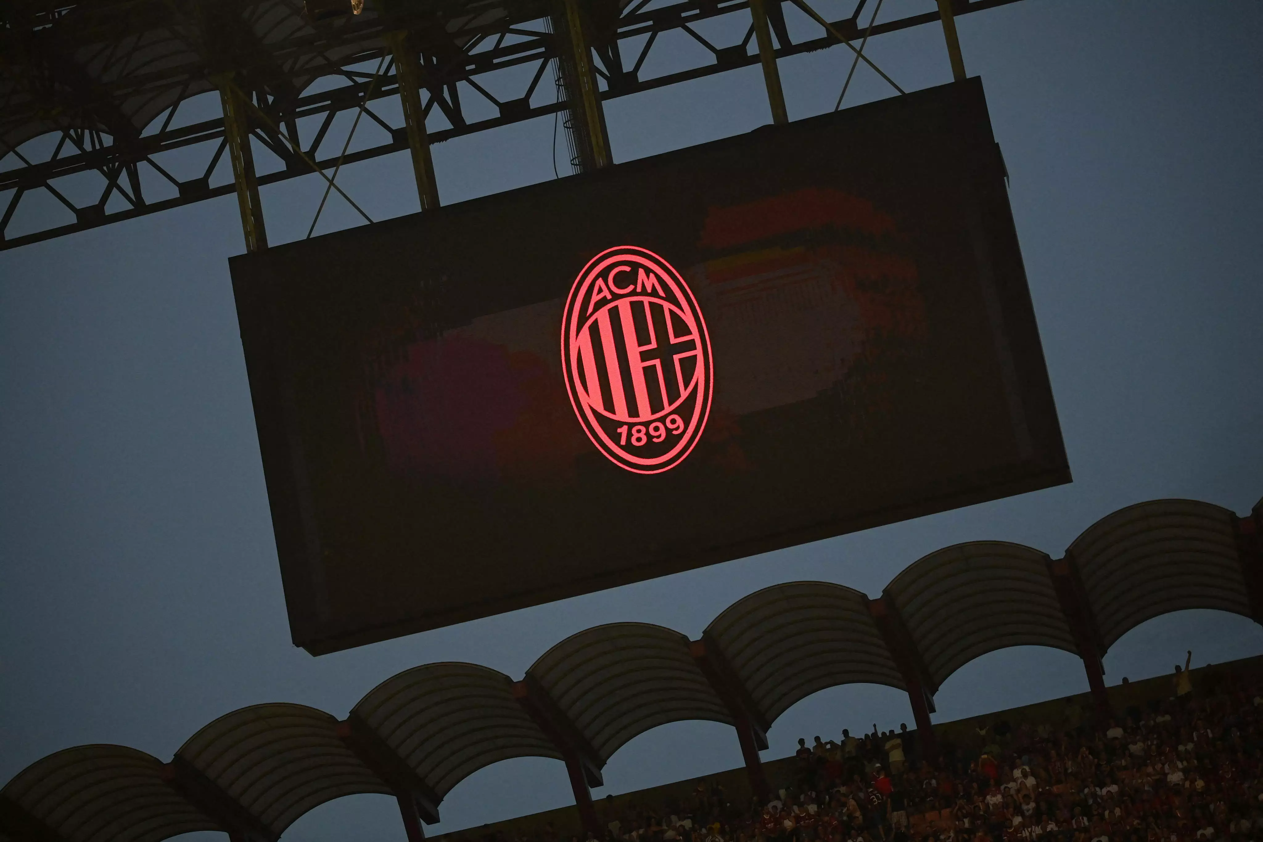 NEWS ALERT AC Milan e gata să transfere un fotbalist român!